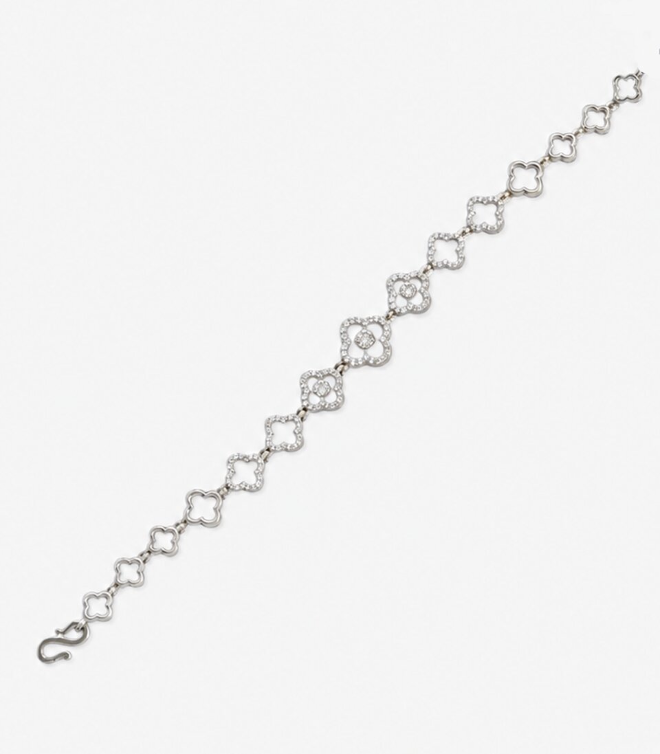 Delicate Link Bracelet Featuring A Repeating Quatrefoil