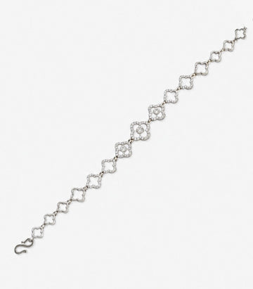 Delicate Link Bracelet Featuring A Repeating Quatrefoil