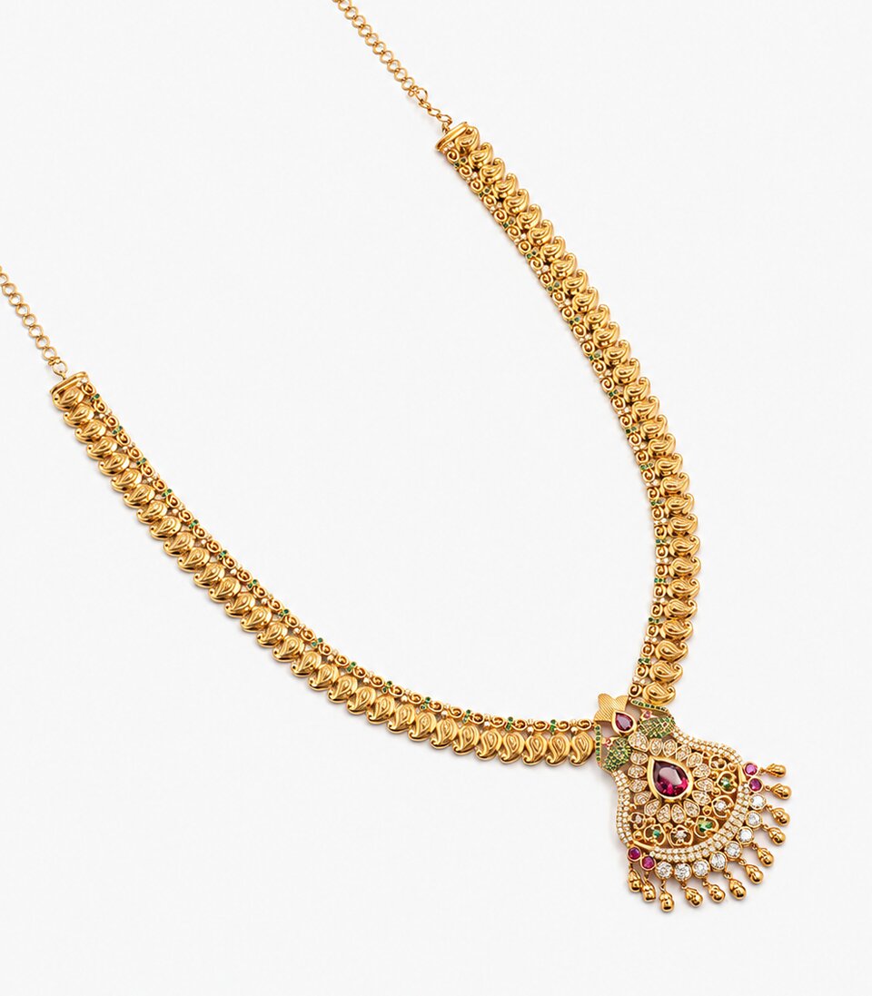 An Elegant Gold Necklace Featuring A Teardrop-Shaped Pendant