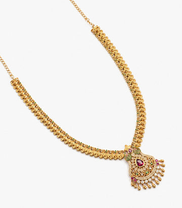 An Elegant Gold Necklace Featuring A Teardrop-Shaped Pendant