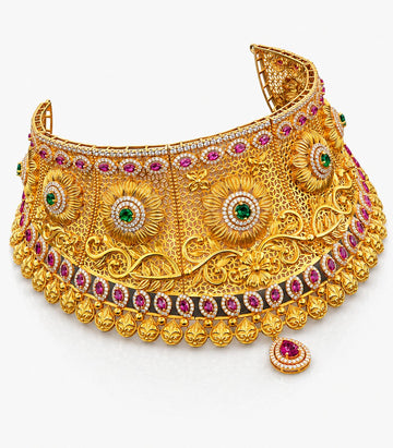 An Antique-Finish Gold Bridal Choker Featuring Dense Gold Latticework