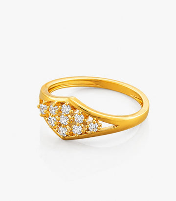 Gold Ring With Diamond Accent Details