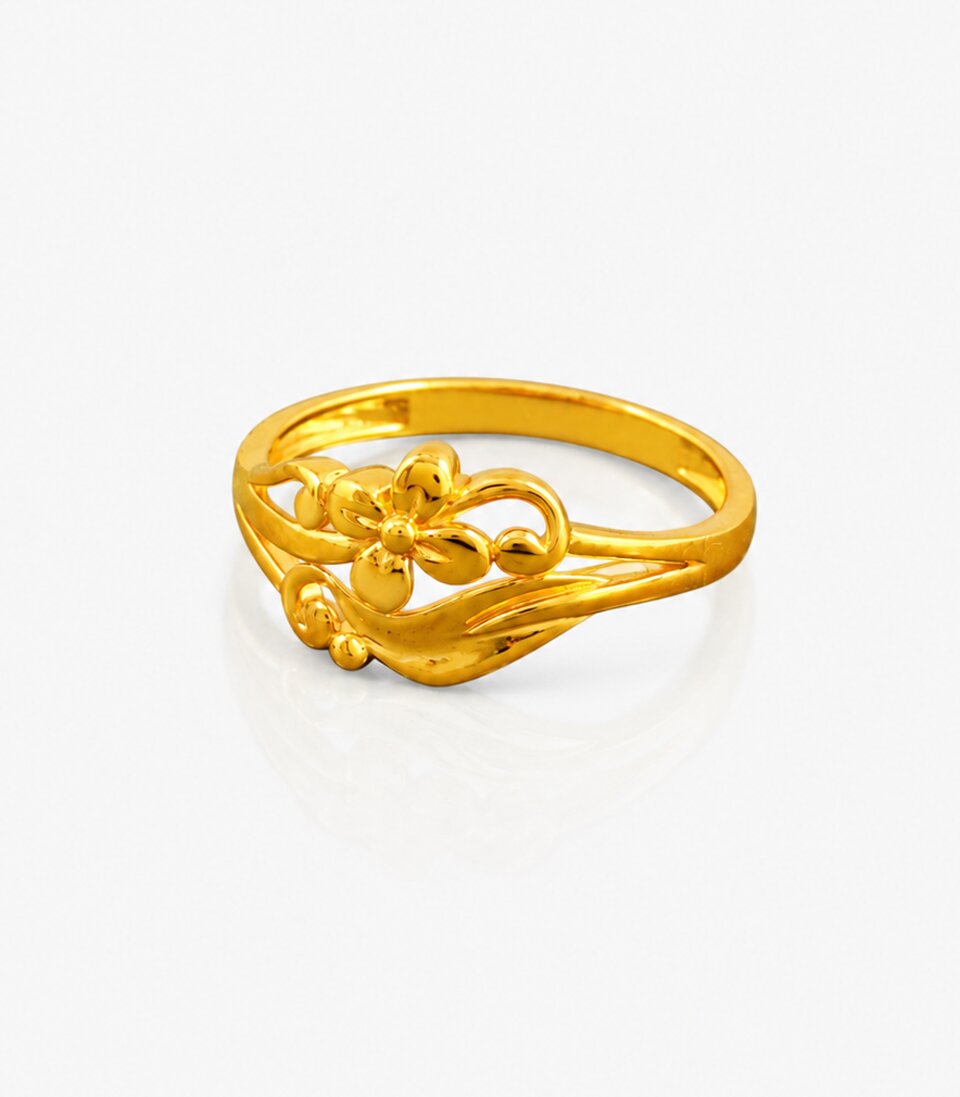 Modern Gold Ring with Sleek Polished Finish